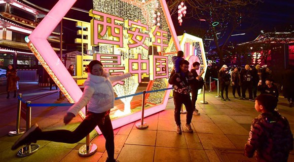 Fairs held at main scenic spots in NW China to greet Spring Festival