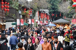 More tourists travel around China during holiday