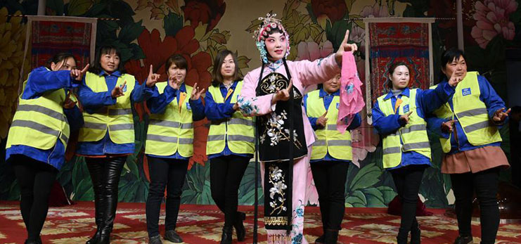 Female construction workers invited to experience Peking opera
