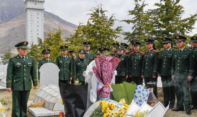 People pay tribute to deceased on Tomb-sweeping Day
