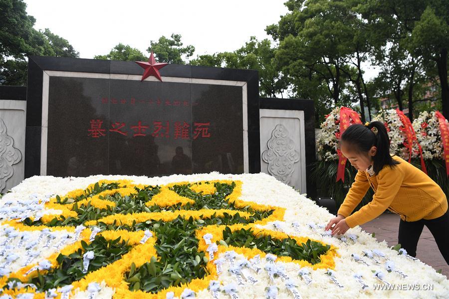 People commemorate martyrs on Qingming Festival in Chongqing