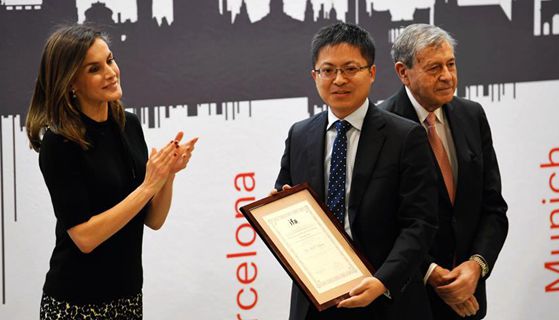 Chinese business leaders receive prestigious award in Madrid