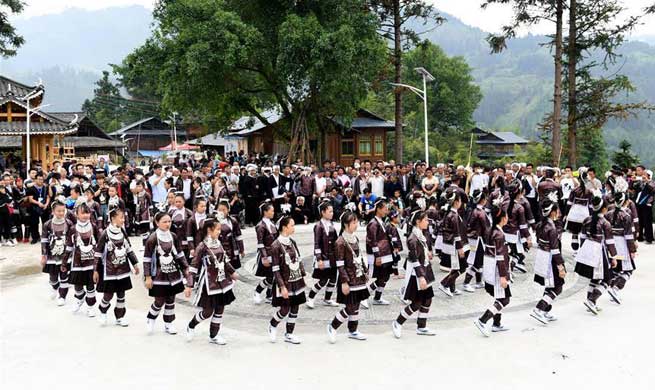 People enjoy Labor Day holiday across China