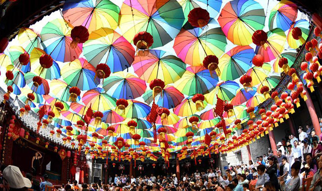 People enjoy Labor Day holiday across China