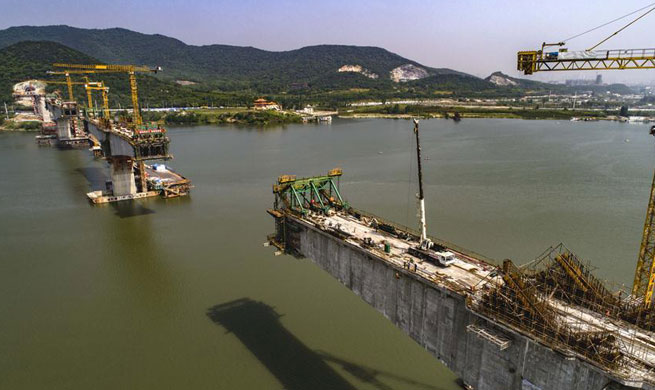 Cuijiaying Hanjiang River Bridge under construction in C China