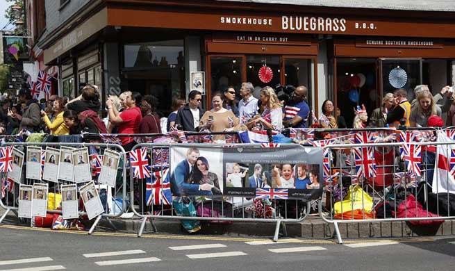 In pics: one day before Royal Wedding in Britain