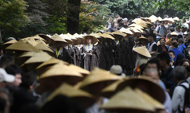 Monks participate in traditional mendicants' walk in Hangzhou