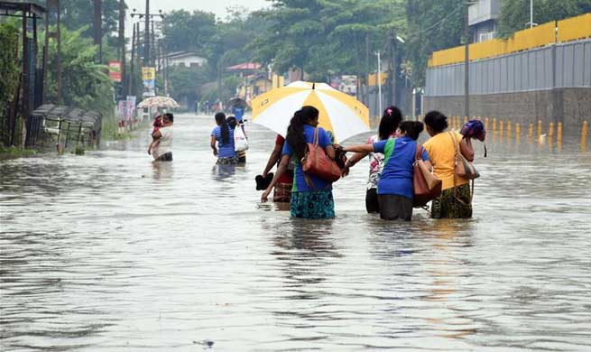 High winds and rains lash out across Sri Lanka