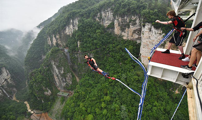 Go bungee jumping in C China's Zhangjiajie