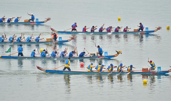 People participate in dragon boat race in central China's Hubei