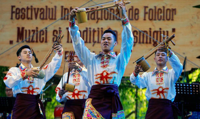 Chinese artists perform during folklore festival in Bucharest
