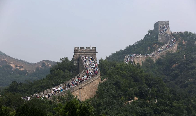 Tourists climb Badaling section of Great Wall in Beijing