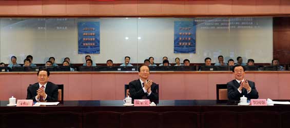 Chinese leaders watch return of Shenzhou-9 spacecraft