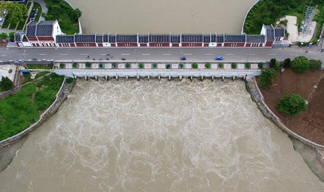 Flood discharge increased to control water level of Hongze Lake in E China's Jiangsu
