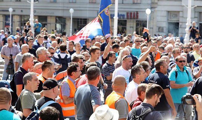 Croatian shipyard workers protest in capital over salaries