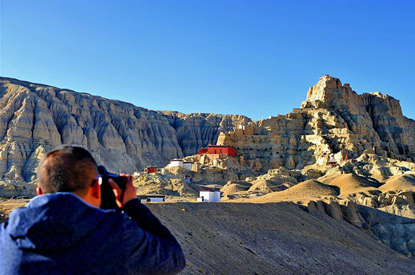 China Focus: Tourism booming at World's Third Pole