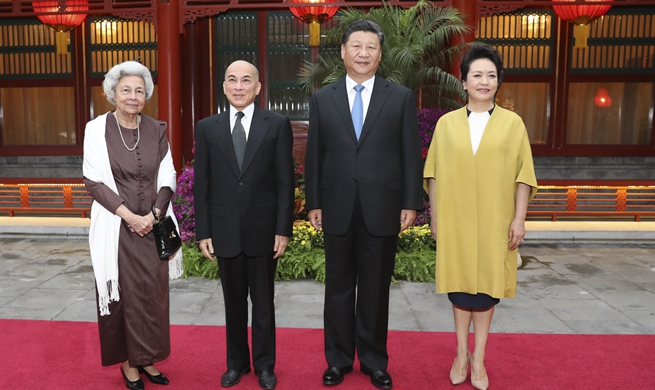 Chinese president, wife visit Cambodian King, Queen Mother