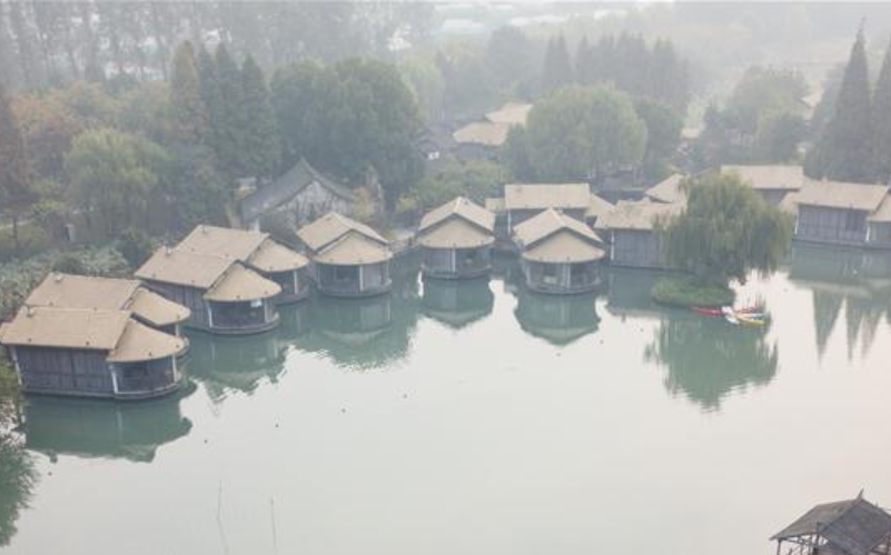Tourists visit historical water town Wuzhen in E China