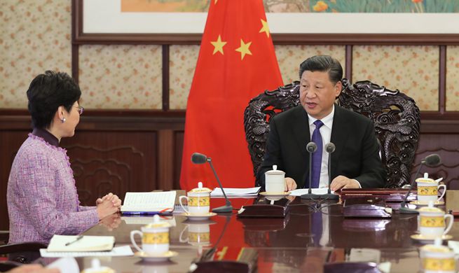 Xi meets with HKSAR chief executive
