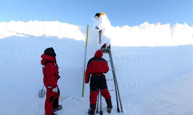 China's Antarctic expedition team takes sample from snow pit