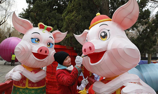 People make festive handicrafts, decorations for Spring Festival across China