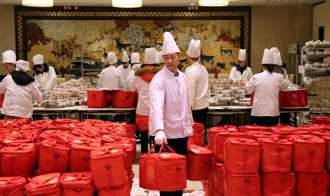 Restaurants with time-honored brands in Suzhou provide semi-finished meals packed for customers