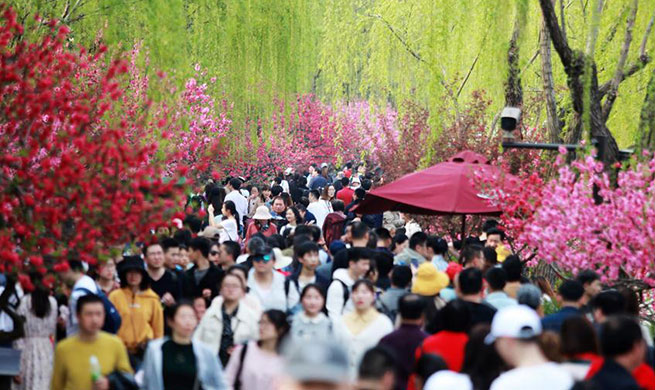 Tourists enjoy Qingming Festival holidays at various scenic spots across China
