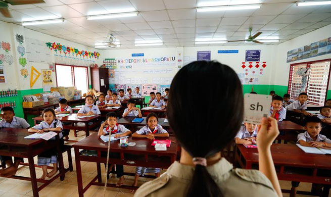 Pic story of Chinese volunteer teachers at China-aided elementary school in Laos