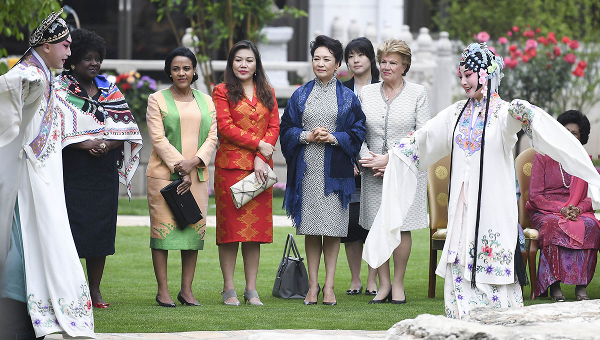 Peng Liyuan invites foreign leaders' spouses to watch Chinese opera