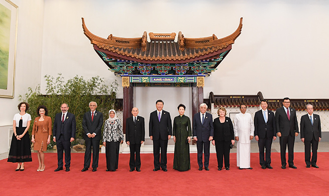 Xi hosts banquet for guests attending CDAC