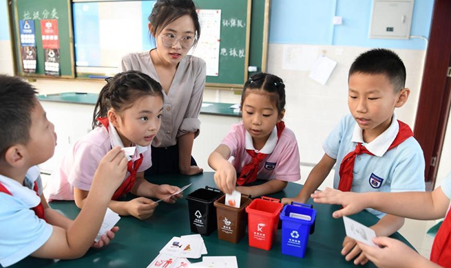 Primary school in Anhui holds activities to teach children garbage classification