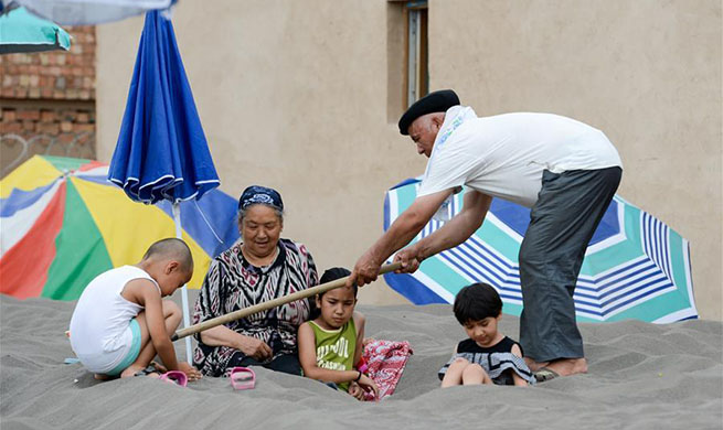 Sand therapy attracts tourists to NW China's Turpan