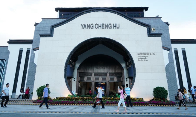 Yangchenghu service area, popular rest place for travellers