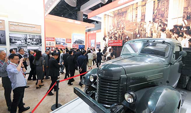 Oversea Chinese visit grand exhibition of achievements in commemoration of 70th anniversary of PRC founding