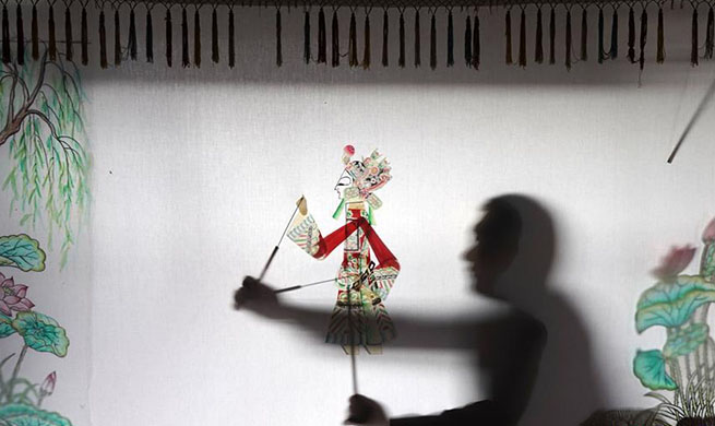 Pic story of inheritor of shadow puppet in Qian'an, N China's Hebei