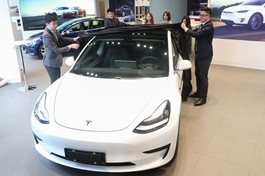 Shanghai-made Model 3 cars enter Tesla China stores