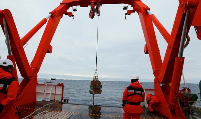 China's Antarctic expedition members explore Cosmonauts sea