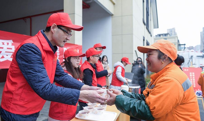 Volunteers in Yuyao offer free Laba porridge to sanitation workers and those returning to hometowns