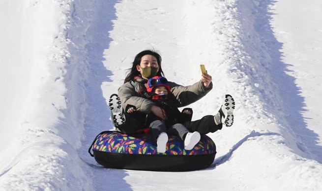 People enjoy leisure time in winter across China