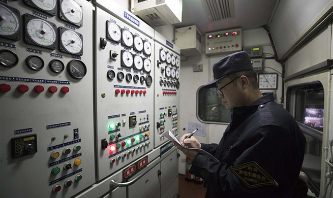 Pic story: generator car staff work on train in NE China's Heilongjiang