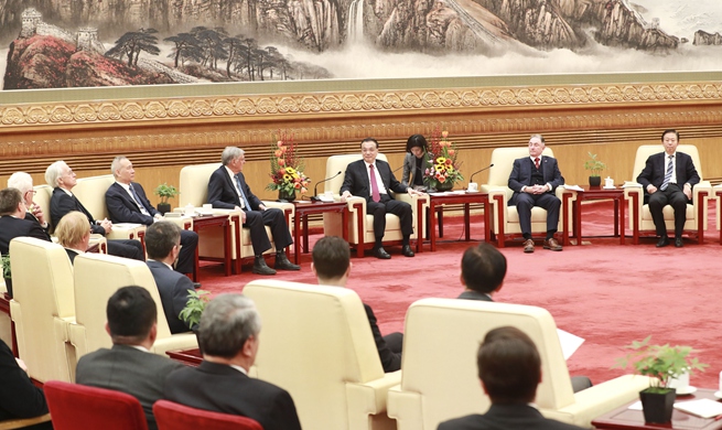 Chinese premier holds symposium with foreign experts in China