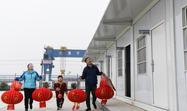 Pic story: railway engineer unites with family at workplace in Anhui for Spring Festival