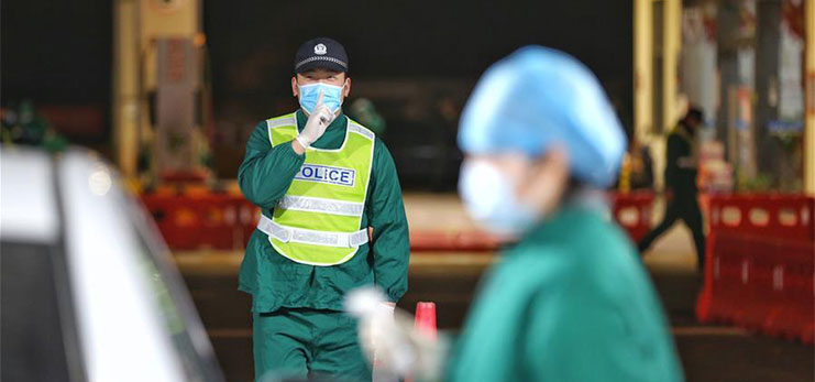 Pic story: couple dedicated to epidemic preventioin, control meet only once a week