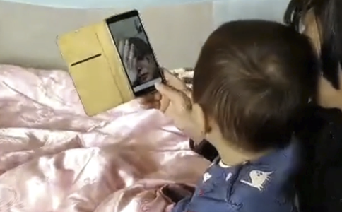 Touching: Baby cries to "pour" mom out from cellphone
