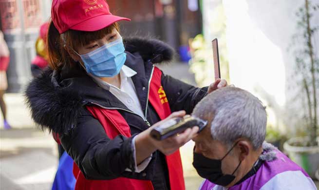 Volunteer barbers provide free haircuts for residents in Chongqing