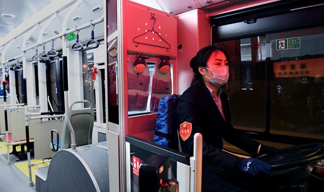 People of different occupations stick to posts amid epidemic outbreak in Zhengzhou