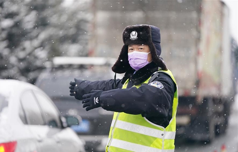 Staff, volunteers work at checking points across Harbin for novel coronavirus prevention against snow