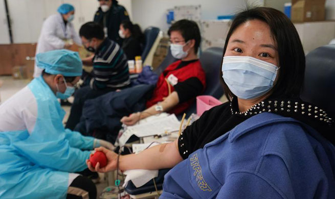 Residents in Nanjing volunteer to donate blood ahead of "Lei Feng Day"