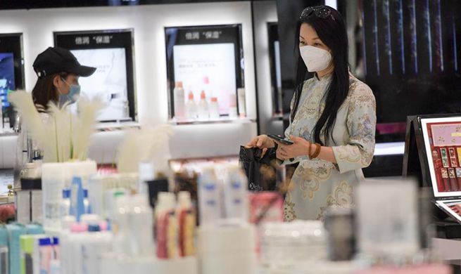 Shopping malls in Haikou resume operation in orderly manner