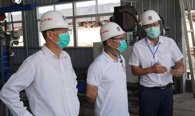 Chinese medical experts give advice on COVID-19 prevention at China-Laos railway construction site